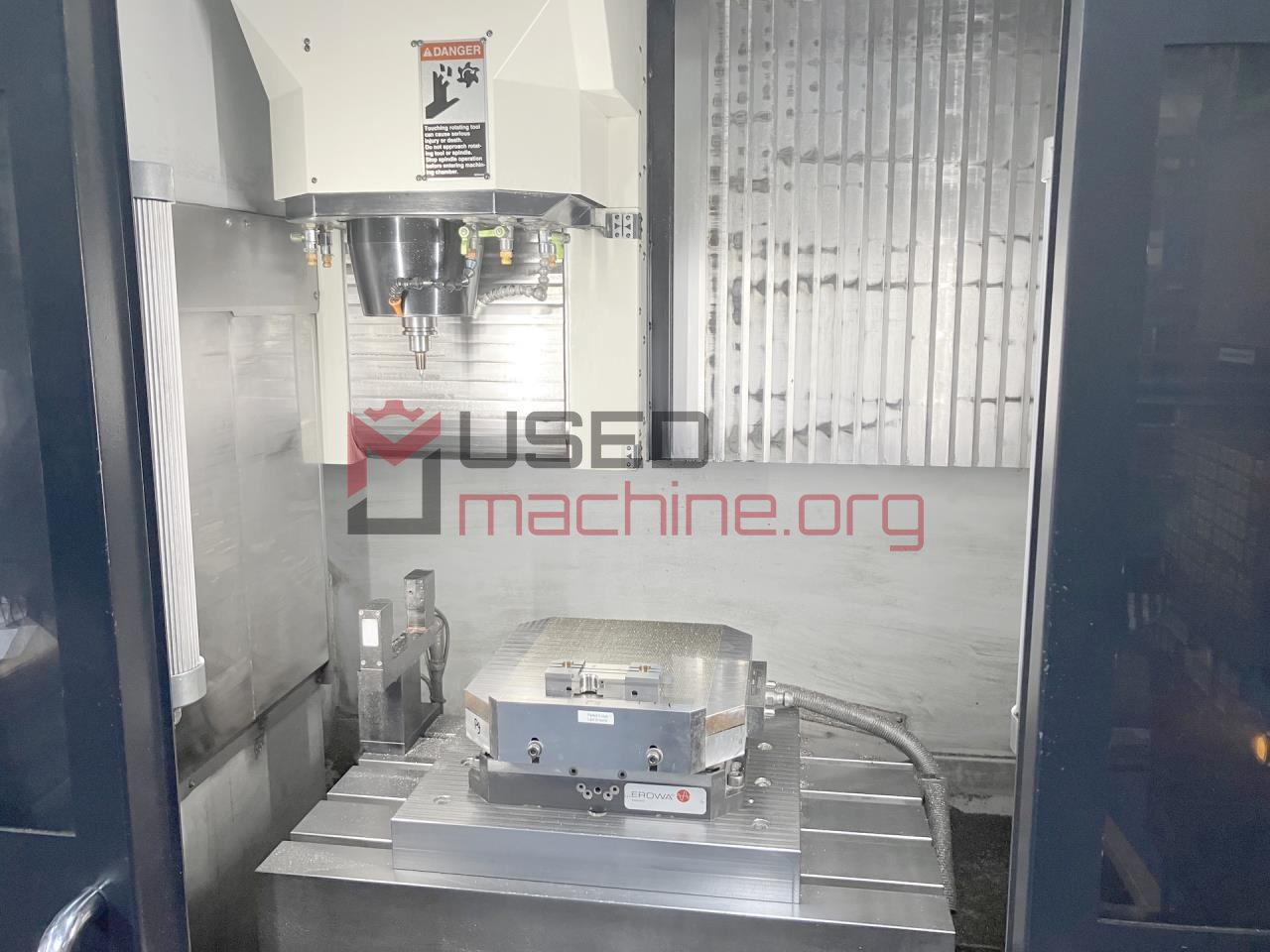 5 Axis Machining Centre MAKINO V 33i Graphite