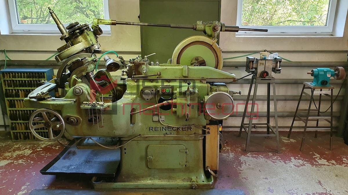 AKH 1A gear slotting machine
