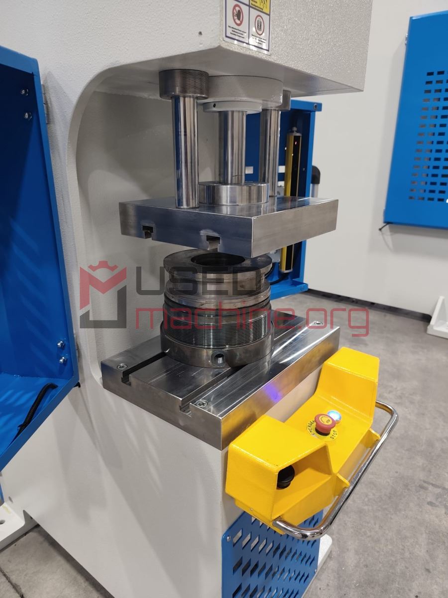 C-Presse – 15 T – 300 × 300 mm