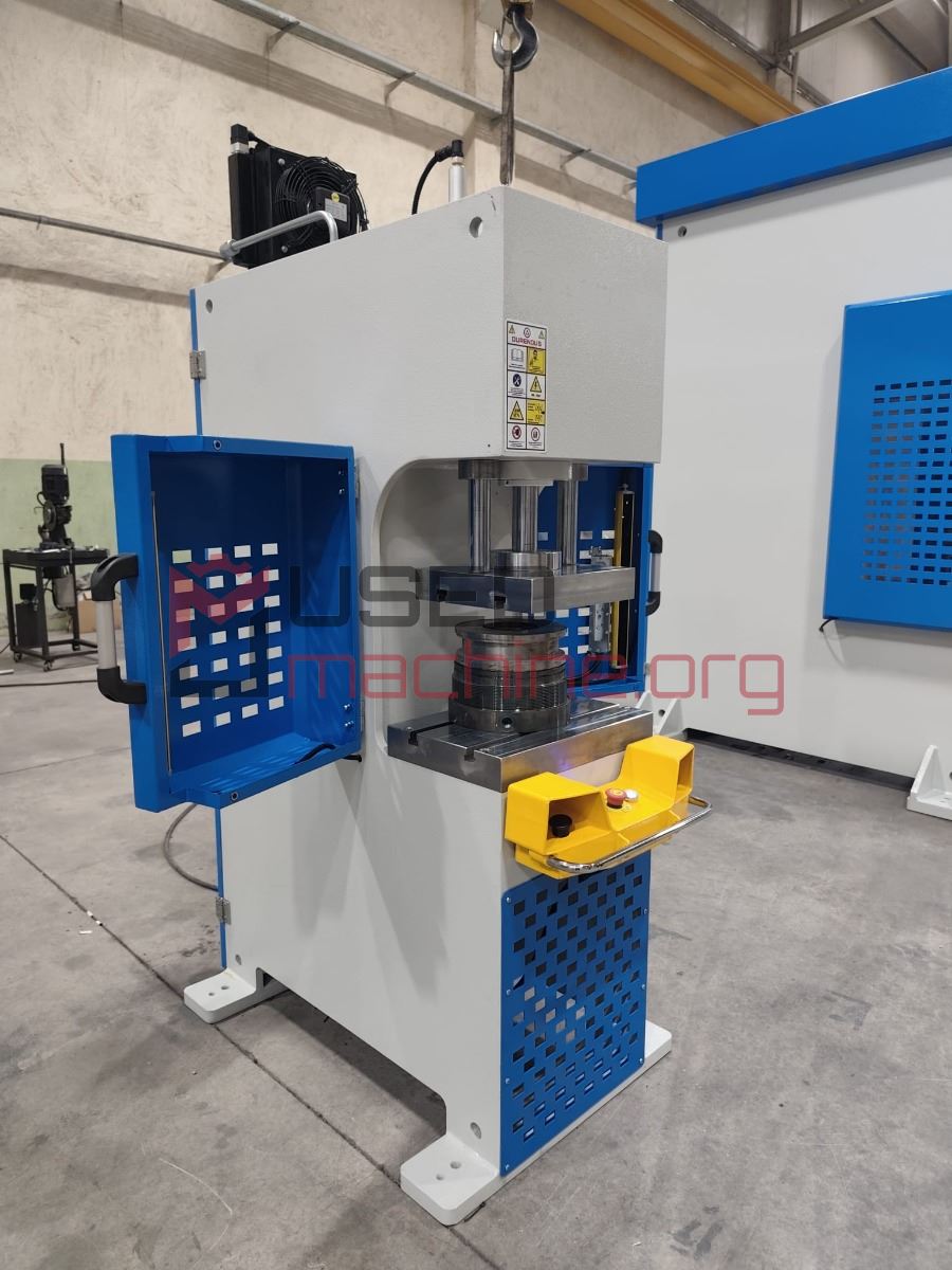 C-Presse – 15 T – 300 × 300 mm